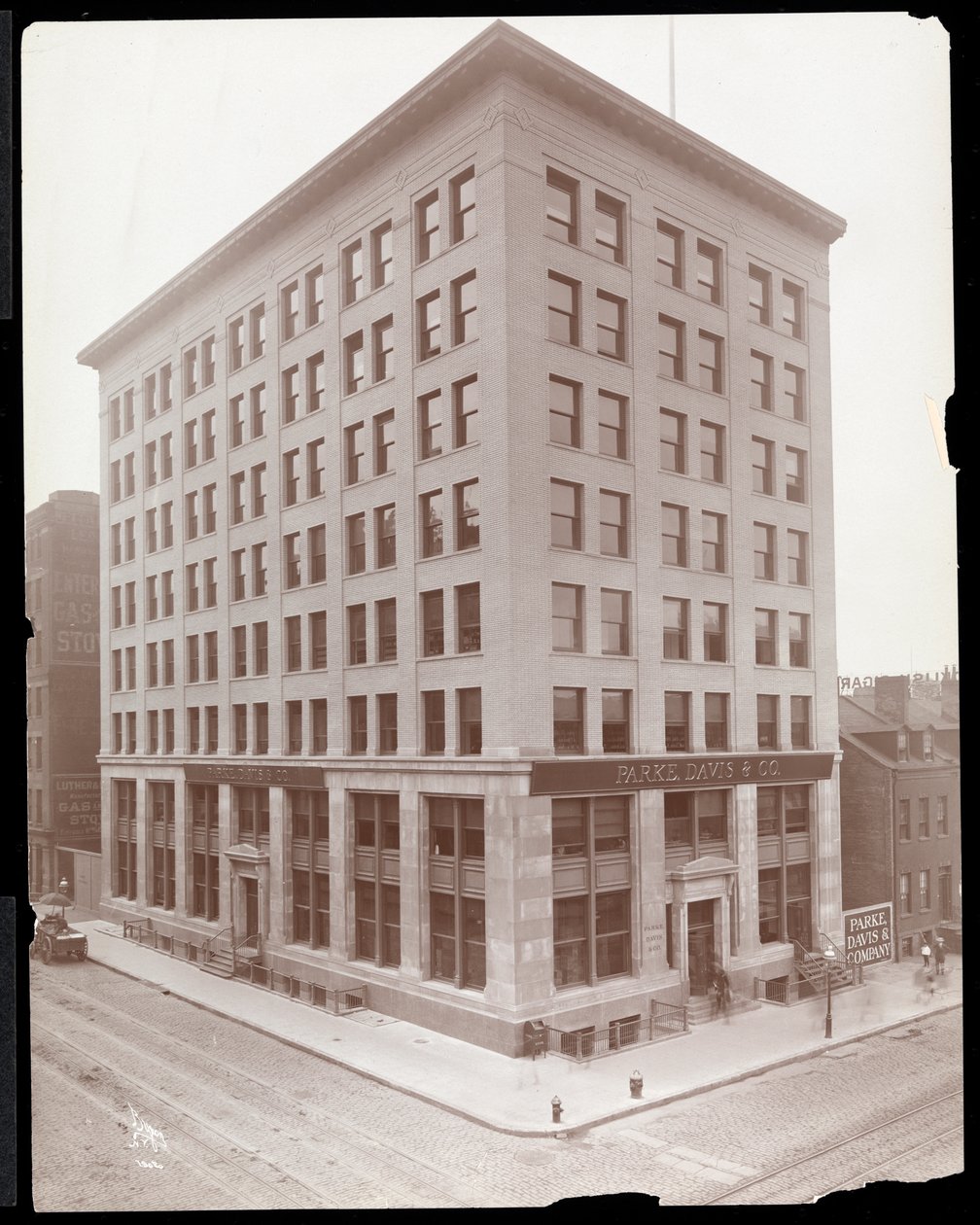 Parke, Davis und Co. binasının dış görünümü, Hudson und Vestry Streets, New York, 1910 (gümüş jelatin baskı) by Byron Company