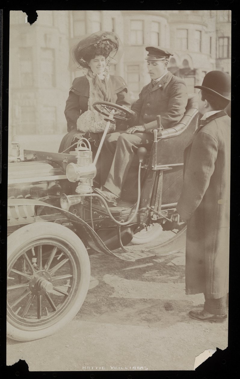 Hattie Williams, New York şehrinin ilk otomobillerinden birinde şoförle birlikte oturuyor, New York, 1890-1910 (gümüş jelatin baskı) by Byron Company