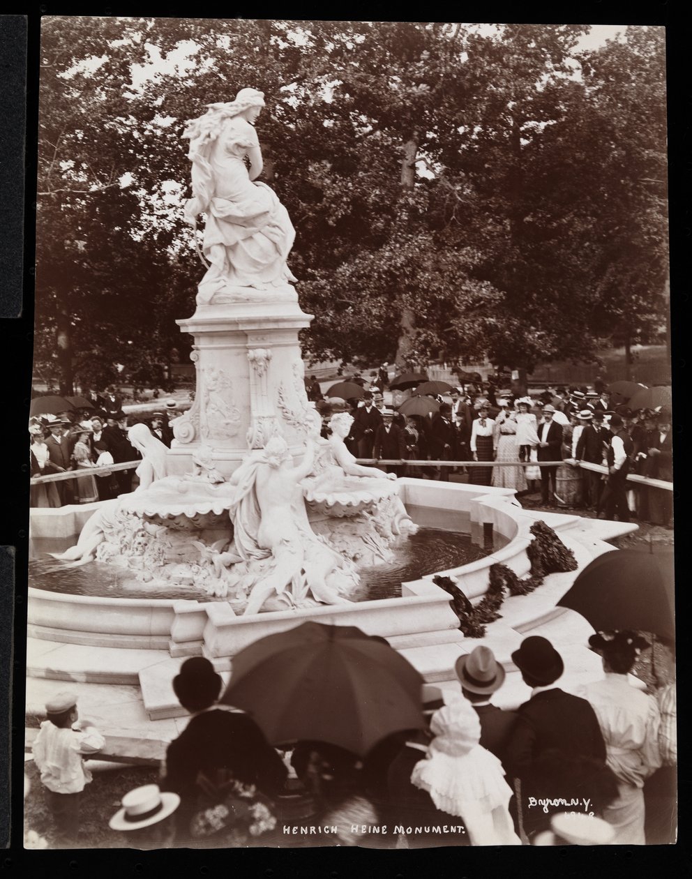 Heinrich Heine anıtı (Lorelei Çeşmesi) ve açılışta bulunan kalabalık, Grand Concourse ve 164th Street, The Bronx, New York, 1899 (gümüş jelatin baskı) by Byron Company
