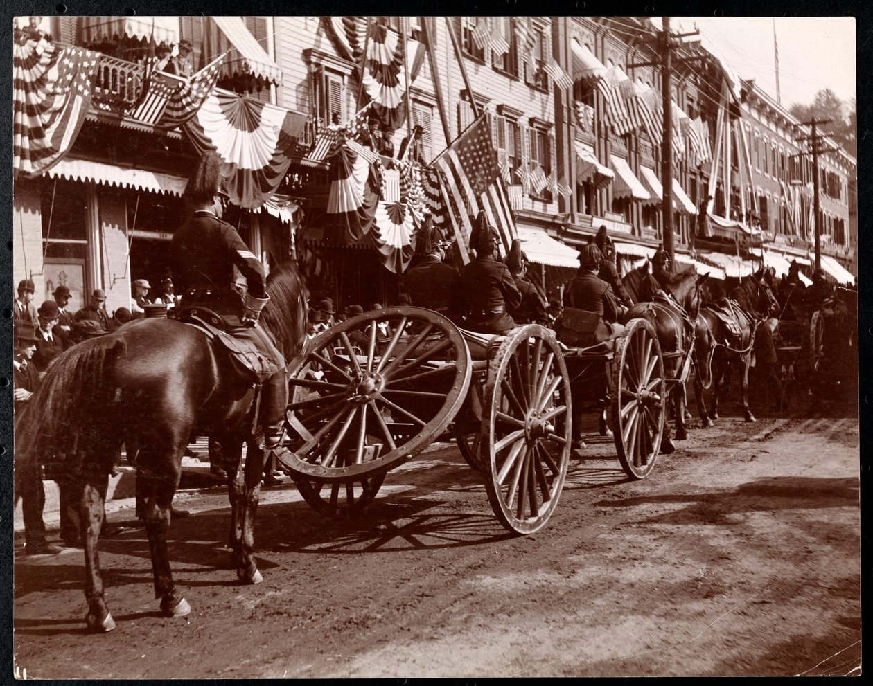 Dobbs Ferry, New York, 1898'de geçit töreninde atlı topçu (gümüş jelatin baskı) by Byron Company