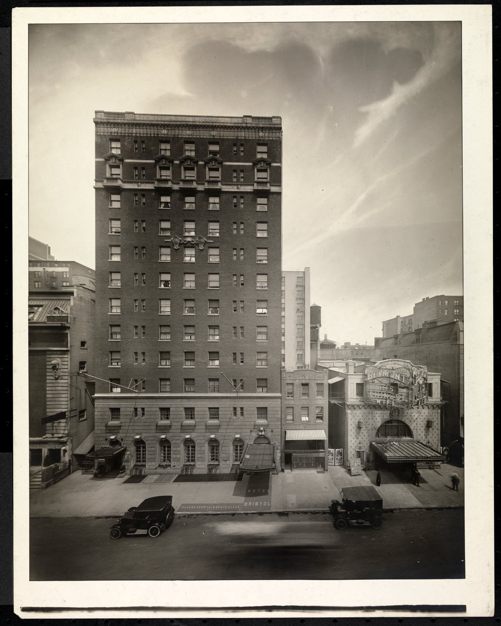 Hotel Bristol, 48th Street, New York, 1920 (gümüş jelatin baskı) by Byron Company