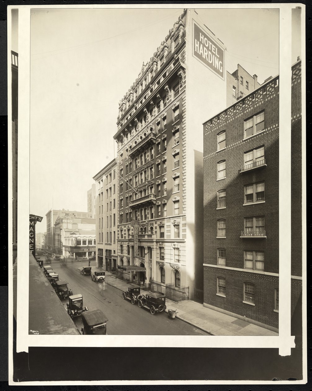 Hotel Harding, 55th Street ve Broadway, New York, 1921 (gümüş jelatin baskı) by Byron Company