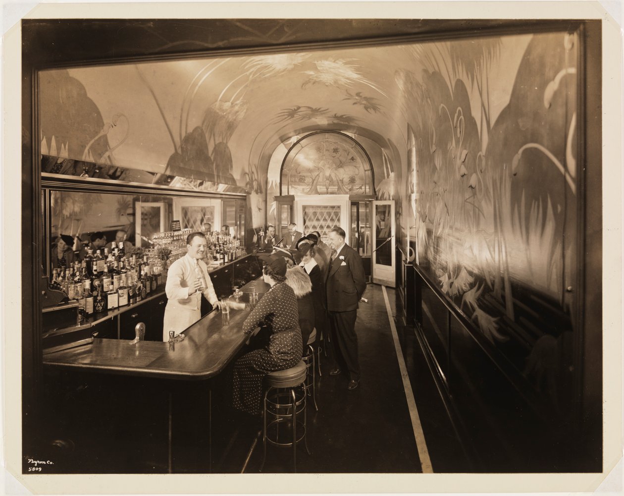 Hotel Woodward, iç mekan, bar, insanlarla, 1937 (jelatin gümüş baskı) by Byron Company