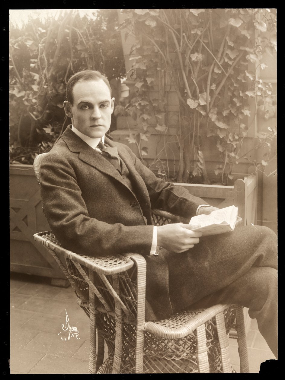 Howard Estabrook bir bahçede, 1915-16 (gümüş jelatin baskı) by Byron Company