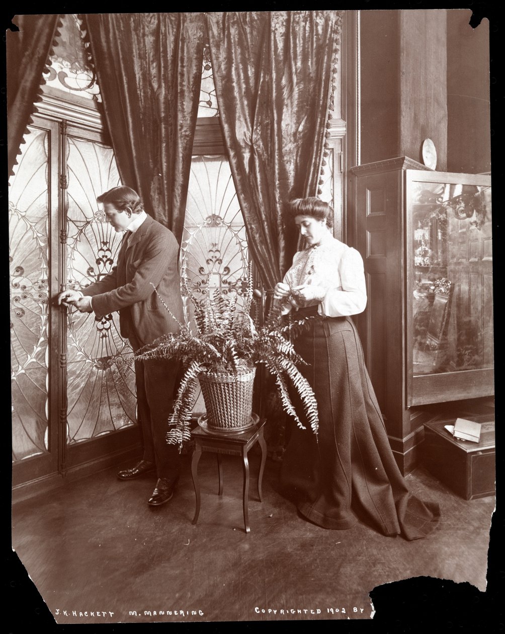James K. Hackett ve Karısı (Mary Mannering) Evde, c.1902 (gümüş jelatin baskı) by Byron Company