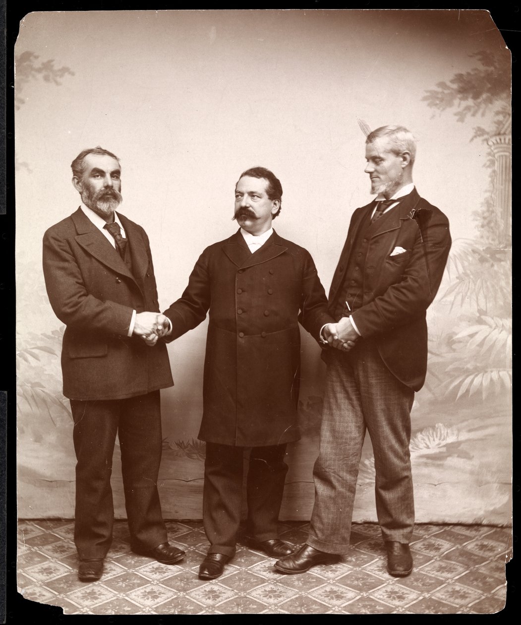 İşçi liderleri Samuel Gompers, John Burns ve Holmes, 1893-4 (gümüş jelatin baskı) by Byron Company