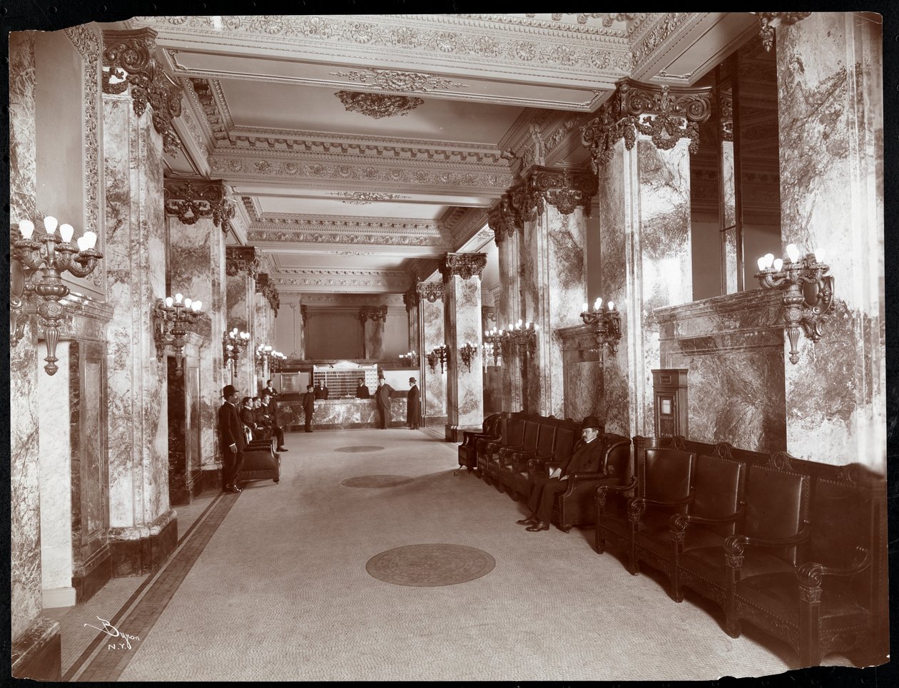Hoffman House otelinde lobi ve kayıt masası, 1907 (gümüş jelatin baskı) by Byron Company