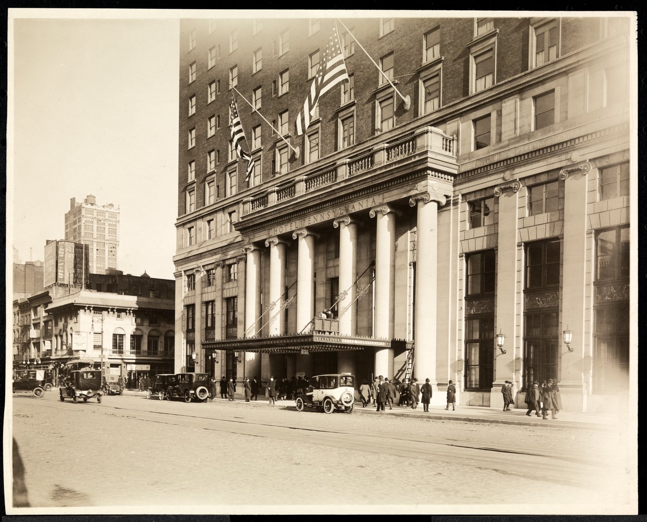 Hotel Pennsylvania'nın ana girişi, 7th Avenue ve 32nd Street, New York, 1919 (gümüş jelatin baskı) by Byron Company