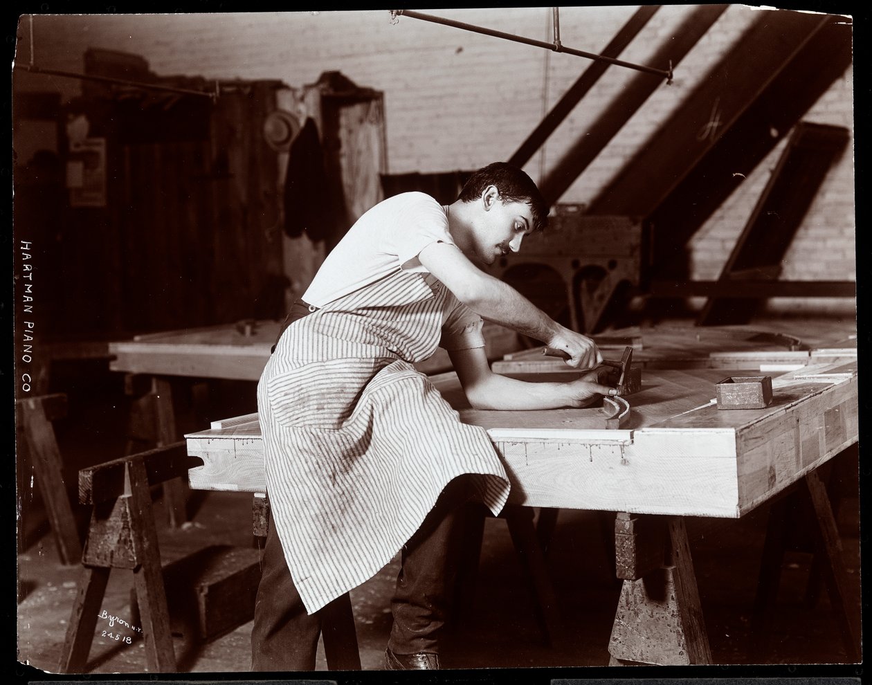 Hardman, Peck und Co. piyano fabrikasında çalışan adam, New York, 1907 (gümüş jelatin baskı) by Byron Company