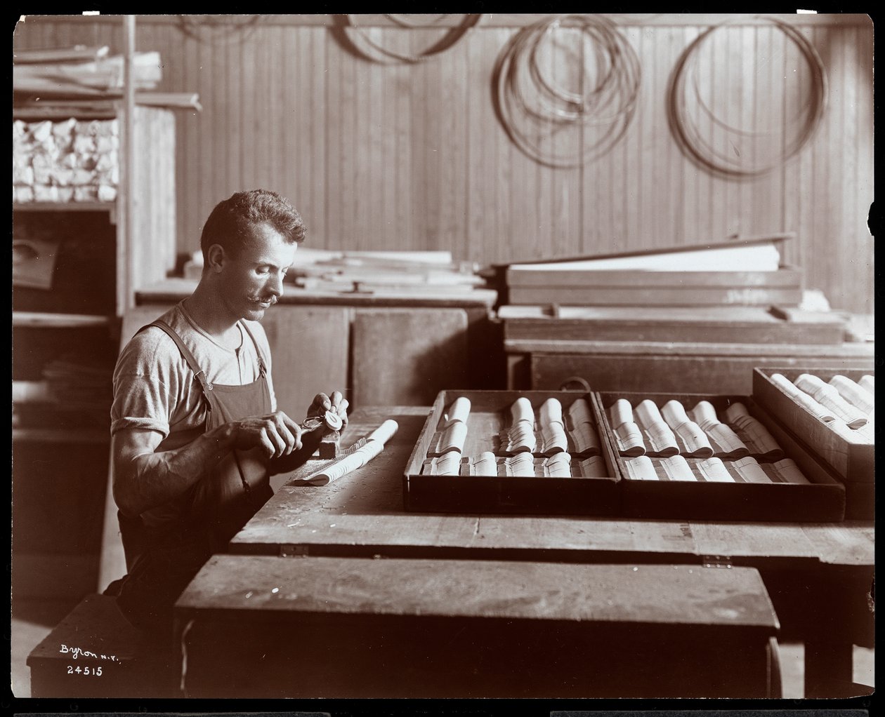 Hardman, Peck und Co. piyano fabrikasında çalışan adam, New York, 1907 (gümüş jelatin baskı) by Byron Company