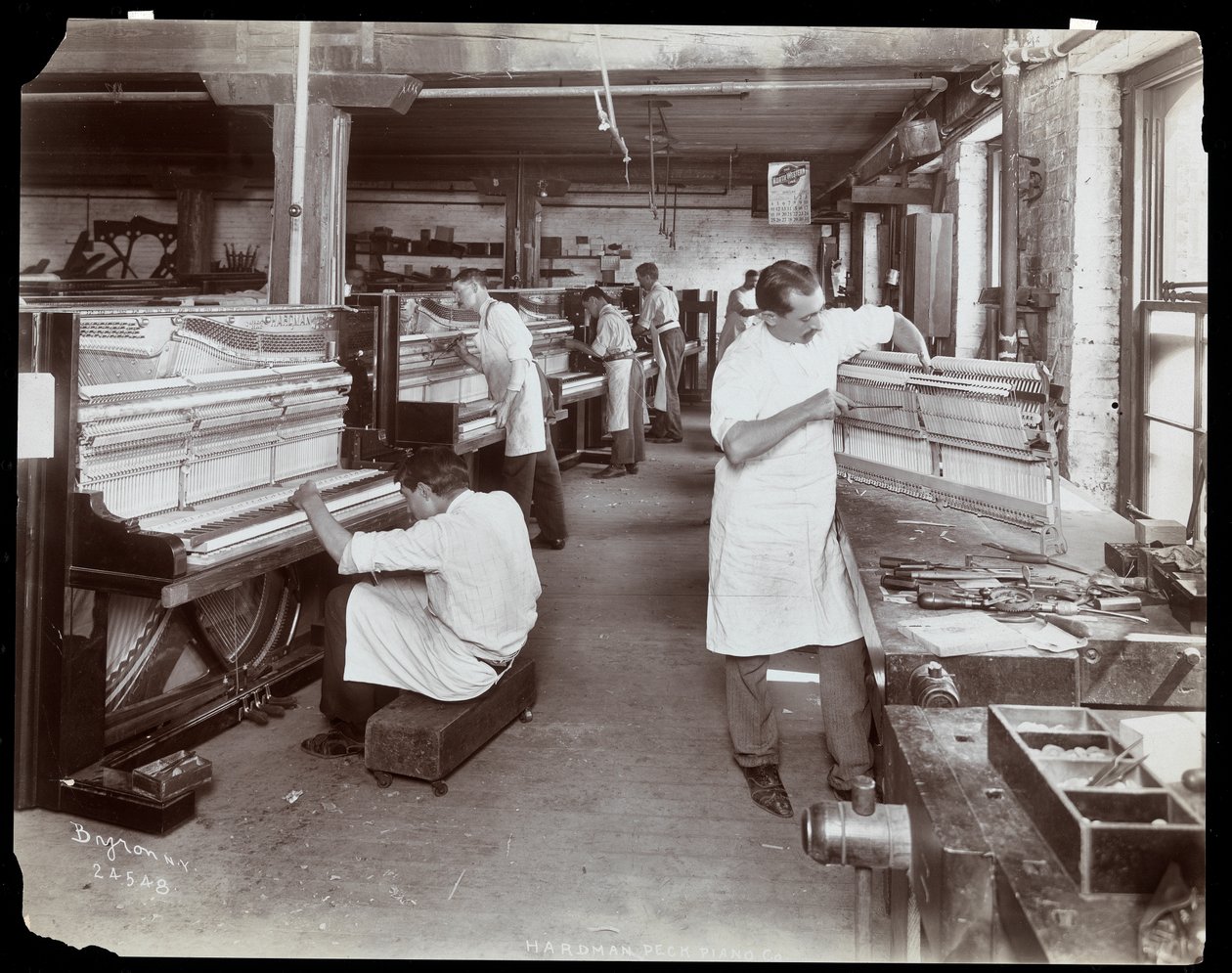 Hardman, Peck und Co. piyano fabrikasında çalışan erkekler, New York, 1907 (gümüş jelatin baskı) by Byron Company