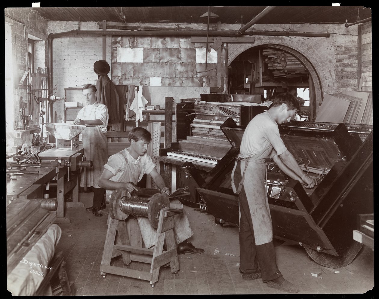 Hardman, Peck und Co. piyano fabrikasında çalışan erkekler, New York, 1907 (gümüş jelatin baskı) by Byron Company
