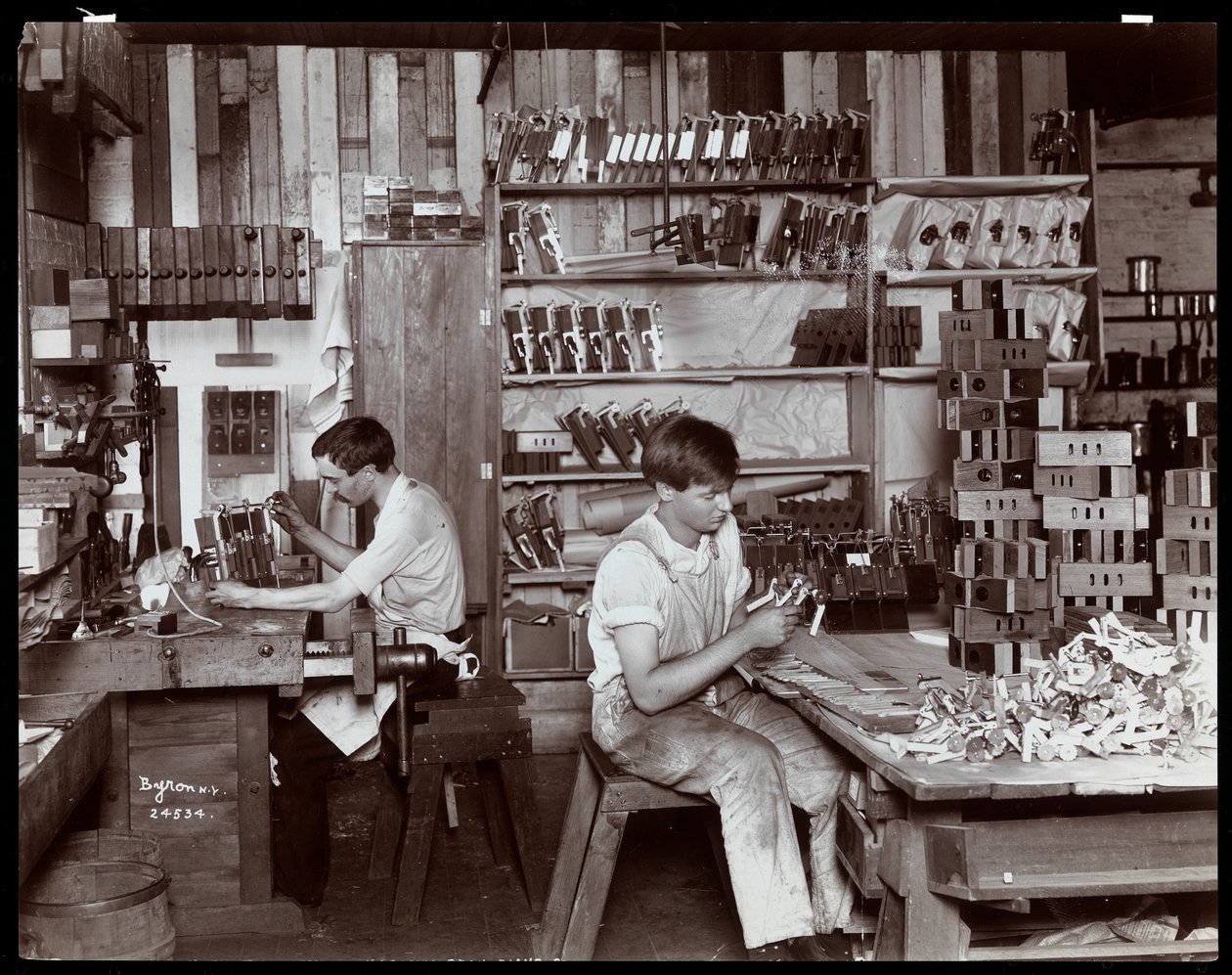 Hardman, Peck und Co. piyano fabrikasında çalışan erkekler, New York, 1907 (gümüş jelatin baskı) by Byron Company