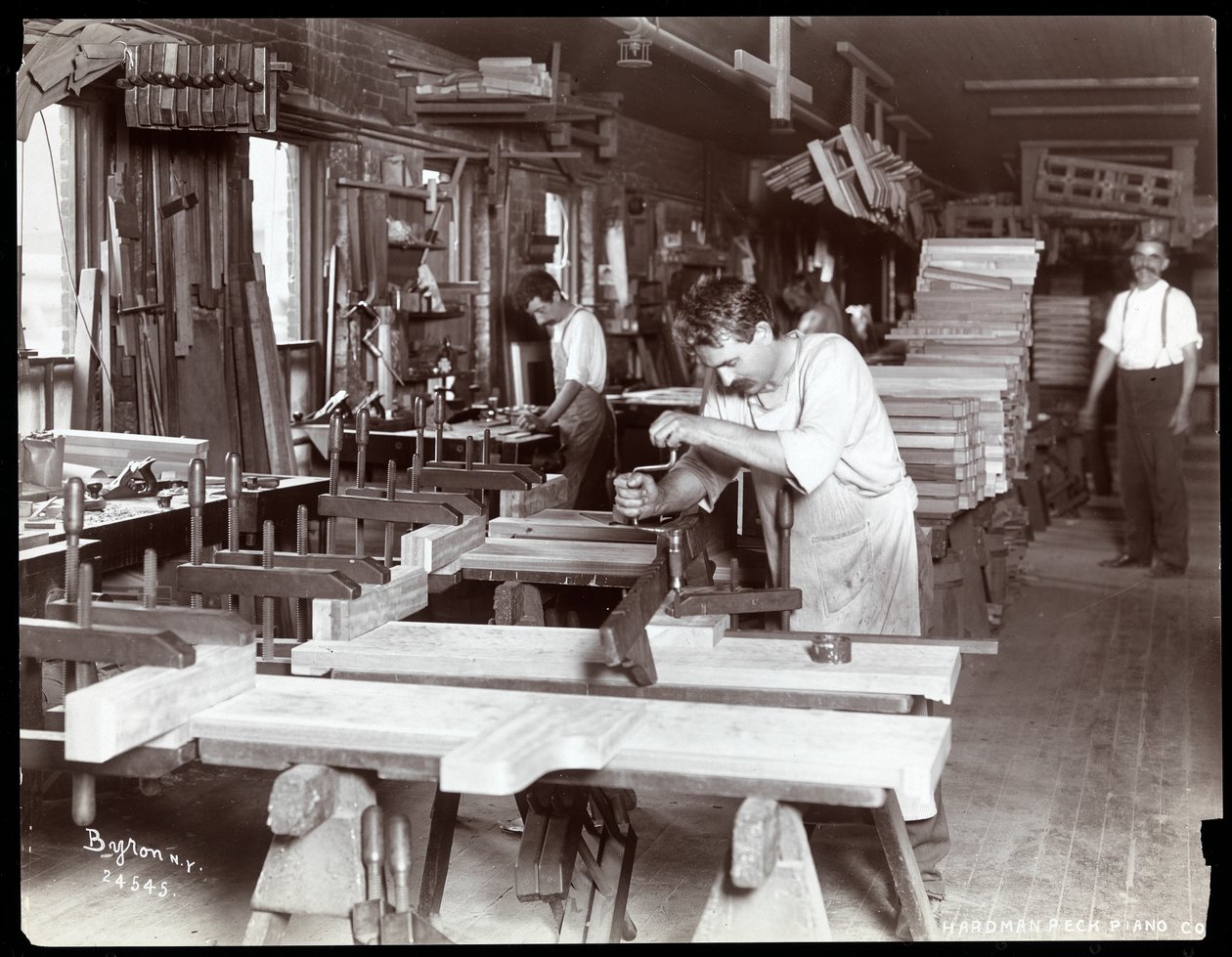 Hardman, Peck und Co. piyano fabrikasında çalışan erkekler, New York, 1907 (gümüş jelatin baskı) by Byron Company