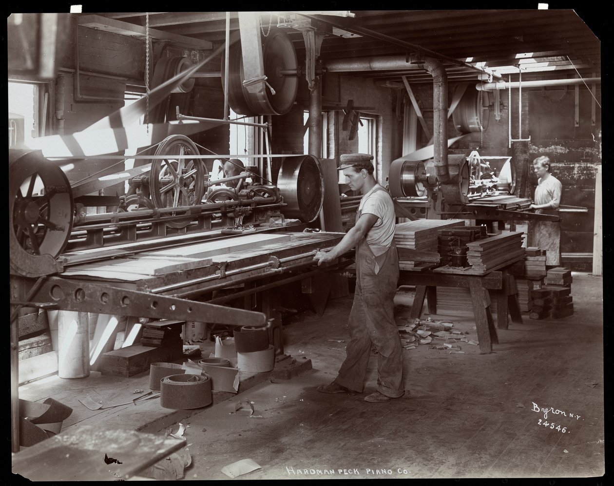 Hardman, Peck und Co. piyano fabrikasında çalışan erkekler, New York, 1907 (gümüş jelatin baskı) by Byron Company