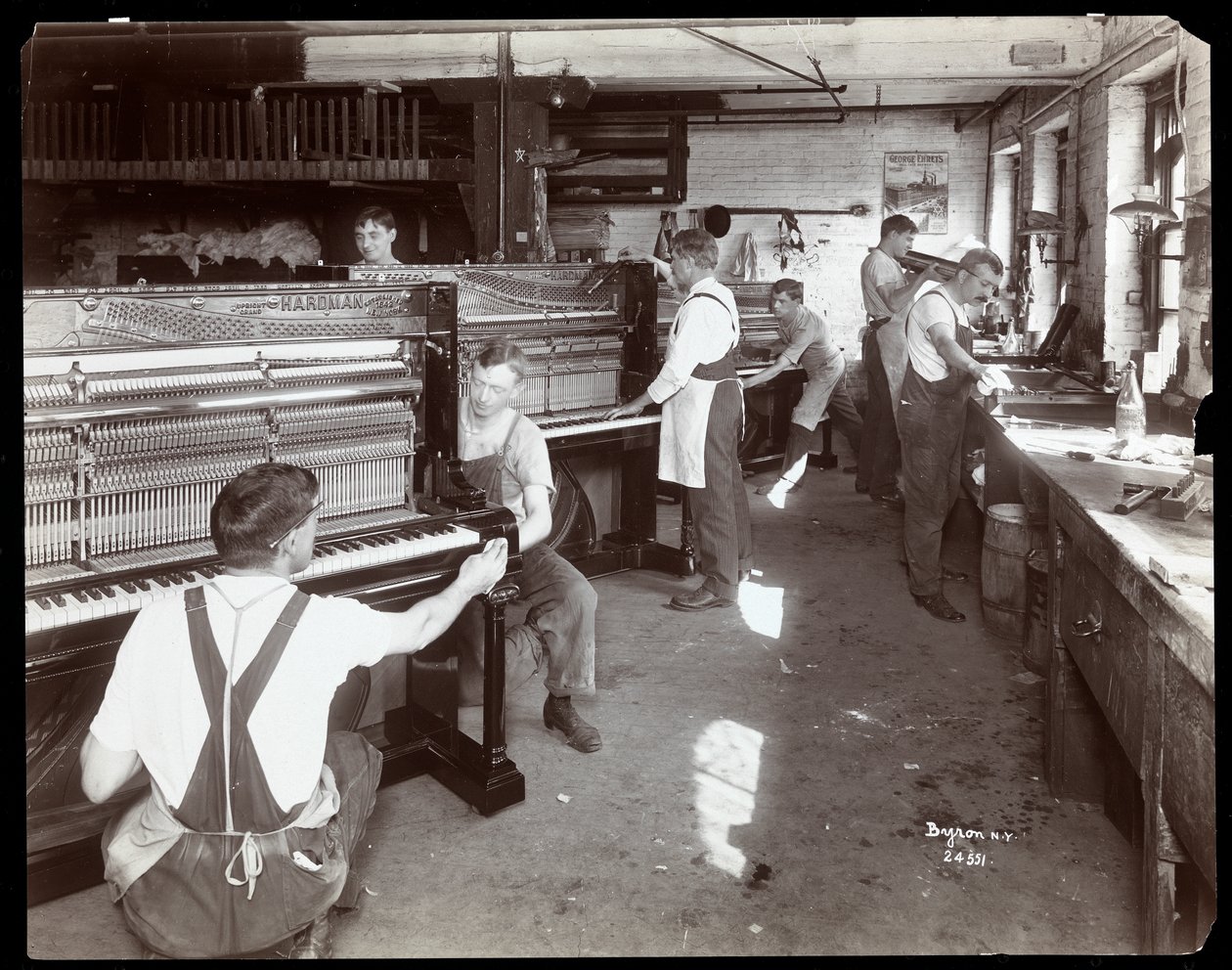 Hardman, Peck und Co. piyano fabrikasında çalışan erkekler, New York, 1907 (gümüş jelatin baskı) by Byron Company
