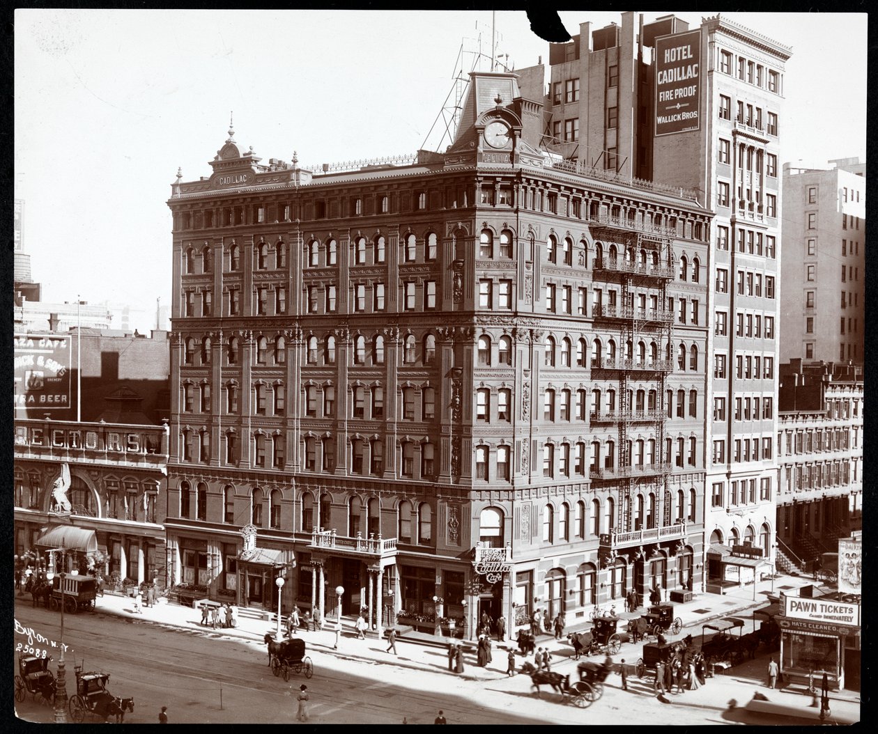 Broadway'deki Hotel Cadillac'ın kuzey doğu köşesi ve 43rd Street, New York, 1907 (gümüş jelatin baskı) by Byron Company