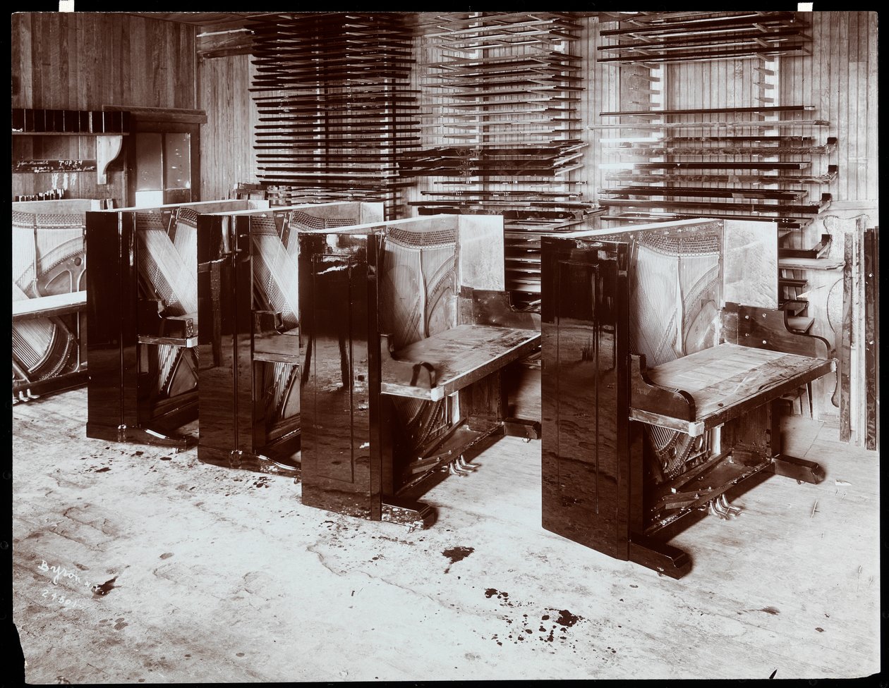 Hardman, Peck und Co. fabrikasında yapım aşamasında olan piyanolar, New York, 1907 (gümüş jelatin baskı) by Byron Company