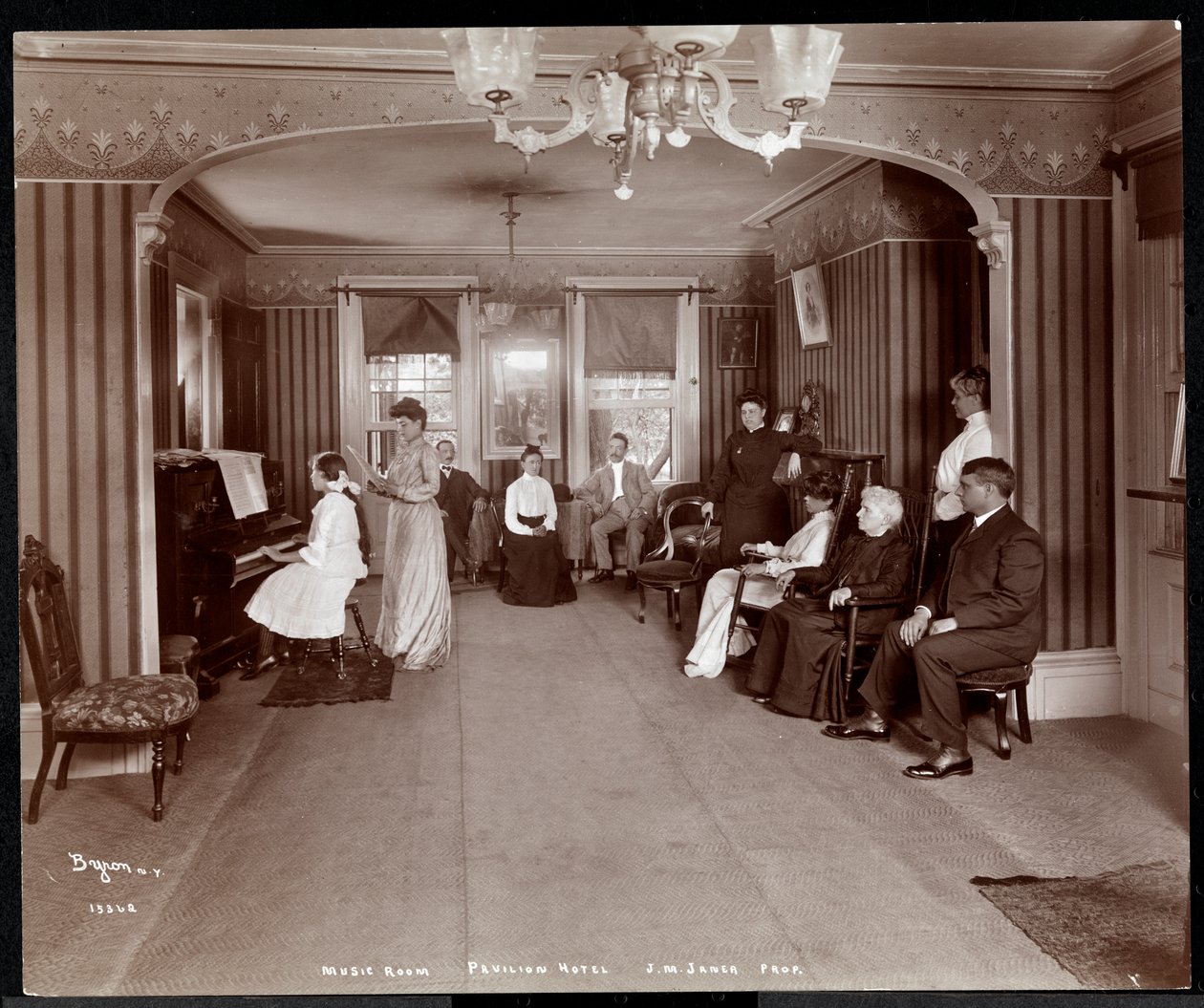 Janer's Pavilion Hotel'deki Müzik Odasında resital, Red Bank, New Jersey, 1903 (gümüş jelatin baskı) by Byron Company