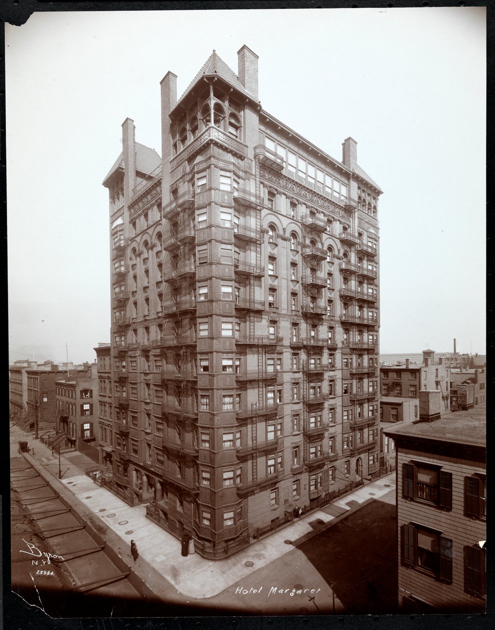 The Hotel Margaret, Brooklyn, 1907 (gümüş jelatin baskı) by Byron Company
