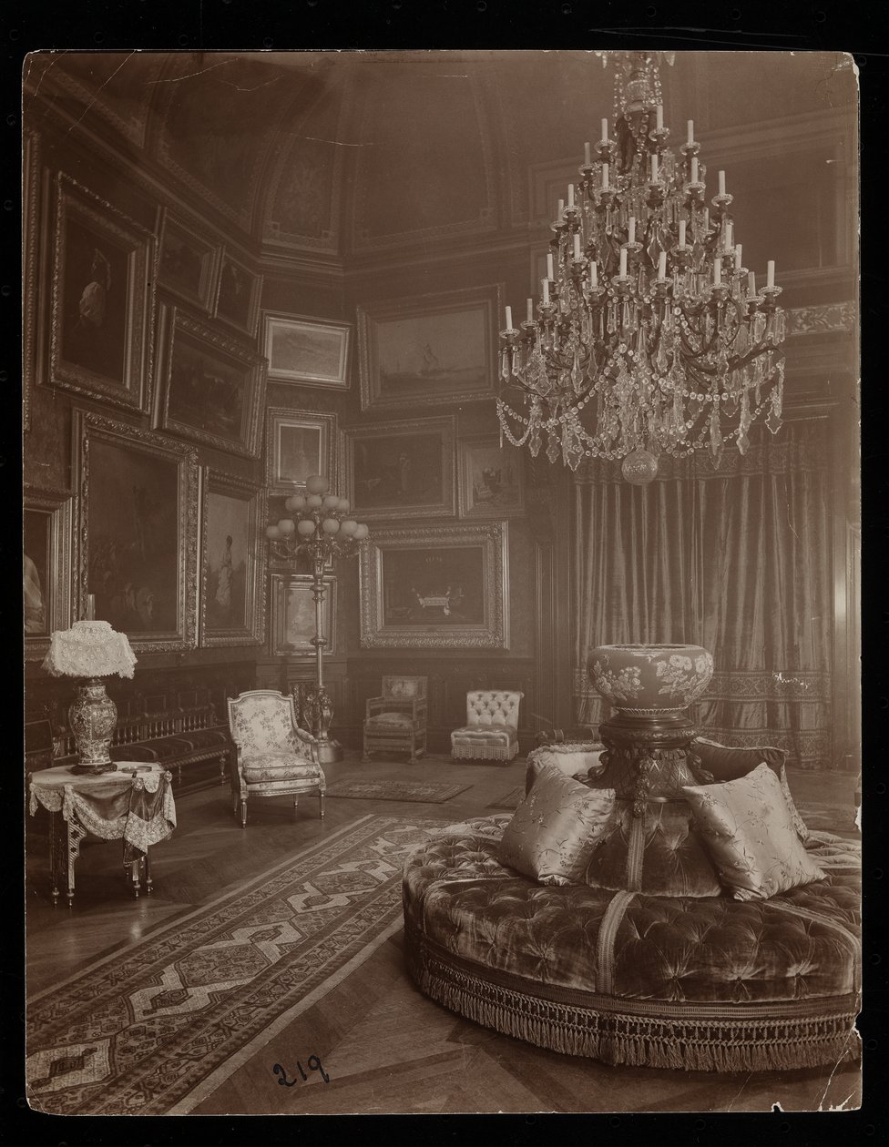 Bayan William Astor konutu, 5th Avenue ve 34th Street, New York, 1894 (gümüş jelatin baskı) by Byron Company