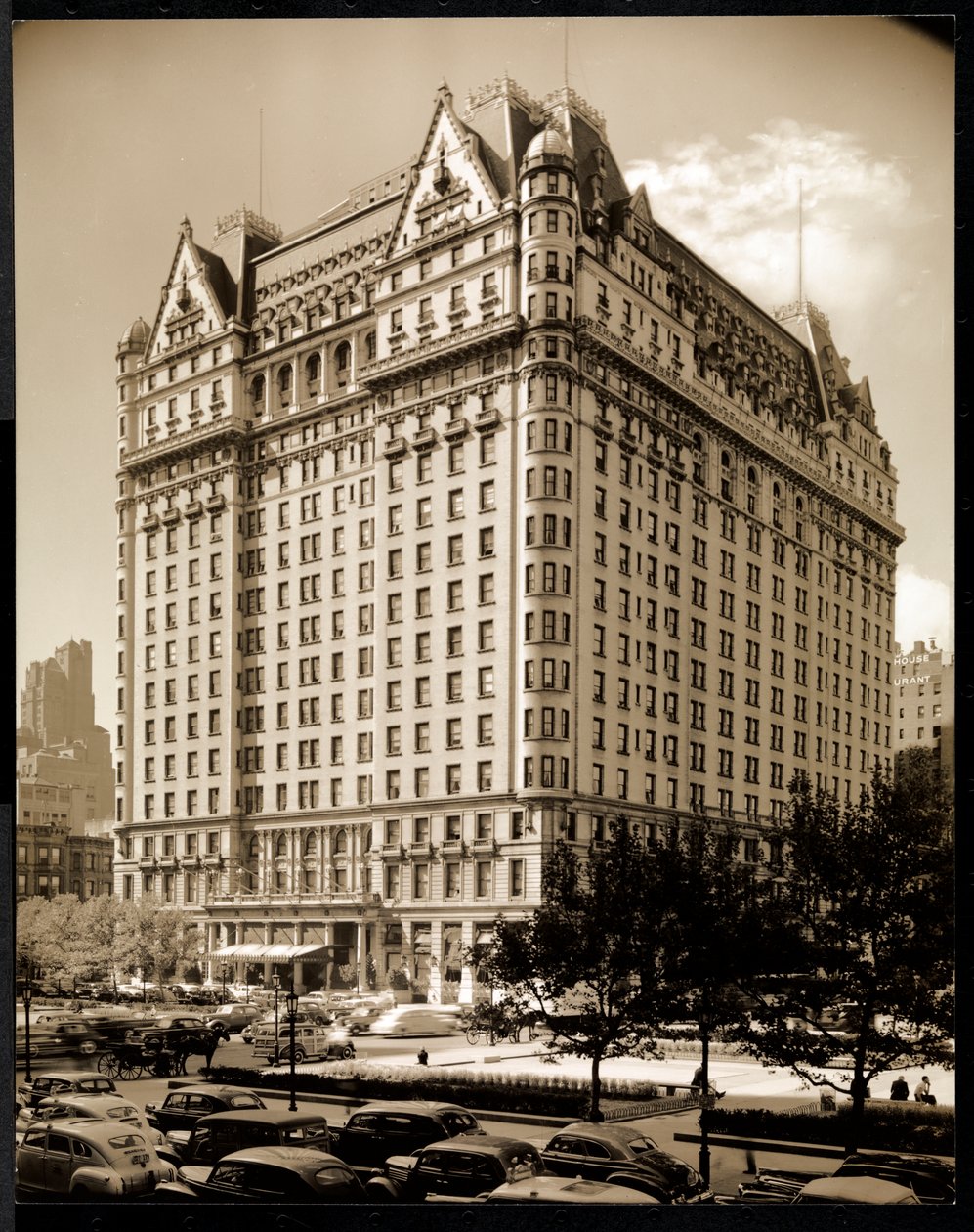 The Plaza Hotel, 5th Avenue ve 59th Street, New York, 1937 dolayları (gümüş jelatin baskı) by Byron Company
