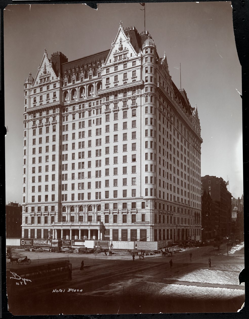Yapım aşamasında olan Plaza Hotel, 5th Avenue ve 59th Street, New York, c.1907 (gümüş jelatin baskı) by Byron Company