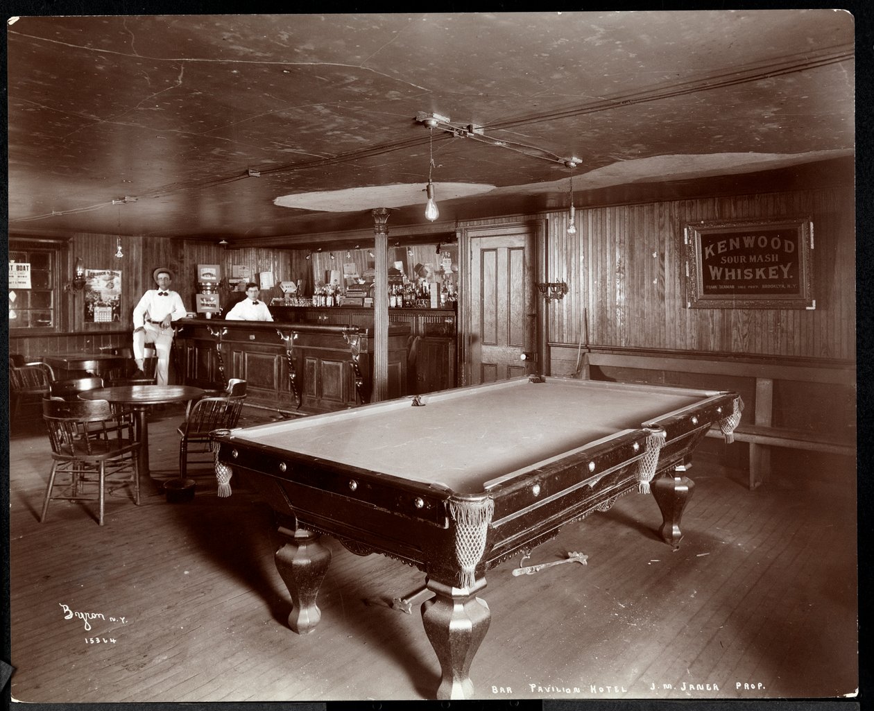 Janer's Pavilion Hotel'deki bar, Red Bank, New Jersey, 1903 (gümüş jelatin baskı) by Byron Company