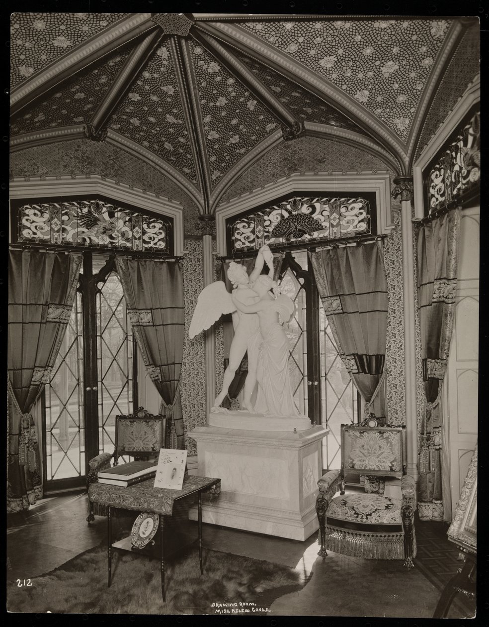 Helen Gould malikanesinin (geç Jay Gould konutu) Tarrytown, New York'taki misafir odası, 1893-94 (gümüş jelatin baskı) by Byron Company