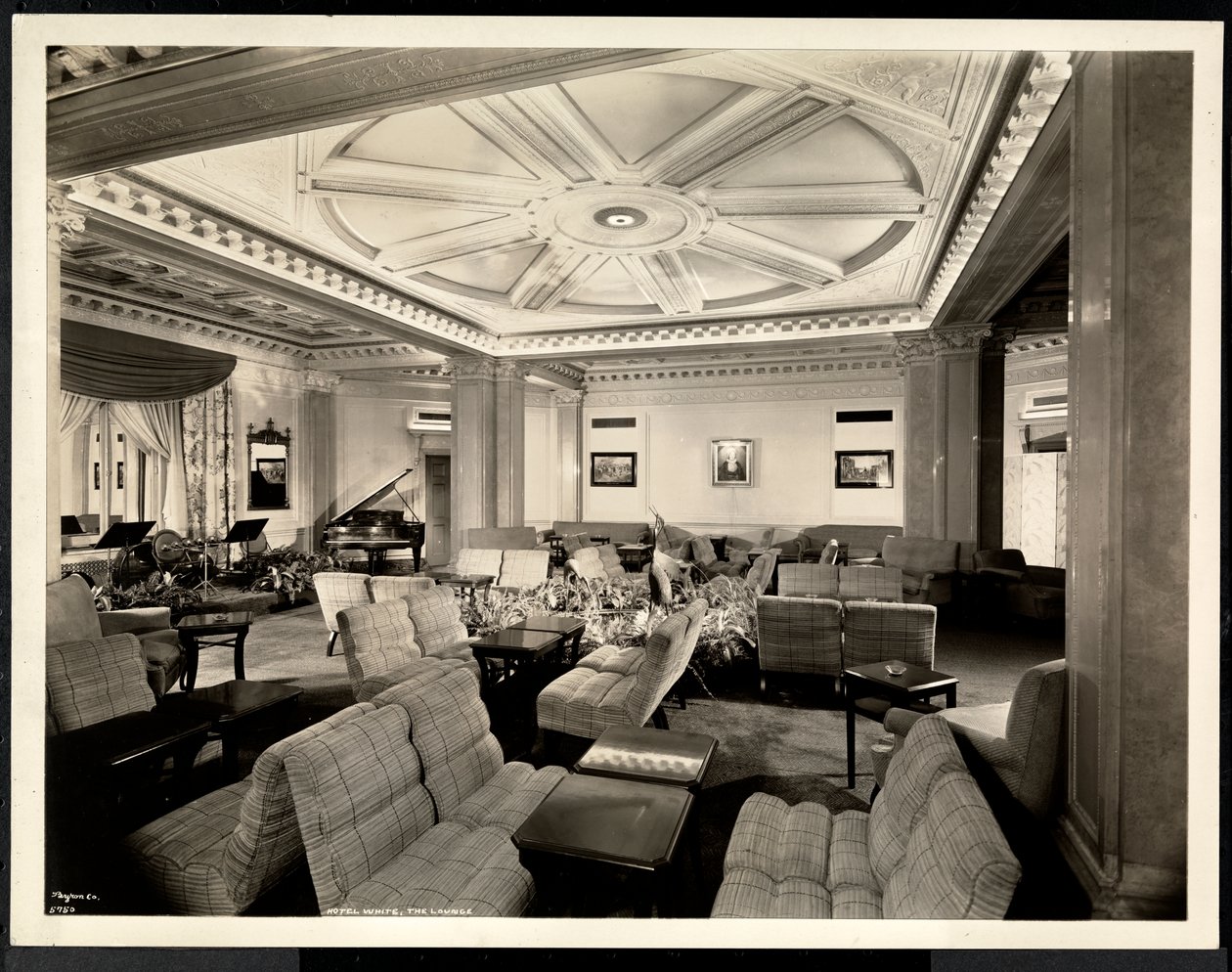Salon, doğuya bakan Hotel White, 37th Street ve Lexington, New York, 8 Mart 1937 (gümüş jelatin baskı) by Byron Company