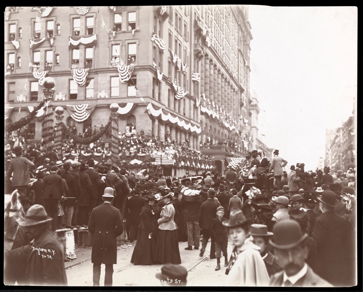 Fifth Avenue, New York, 1899'daki Dewey Geçit Töreni sırasında 34. Cadde'deki Waldorf Astoria Hotel'in yakınındaki kalabalığın görünümü (gümüş jelatin baskı) by Byron Company