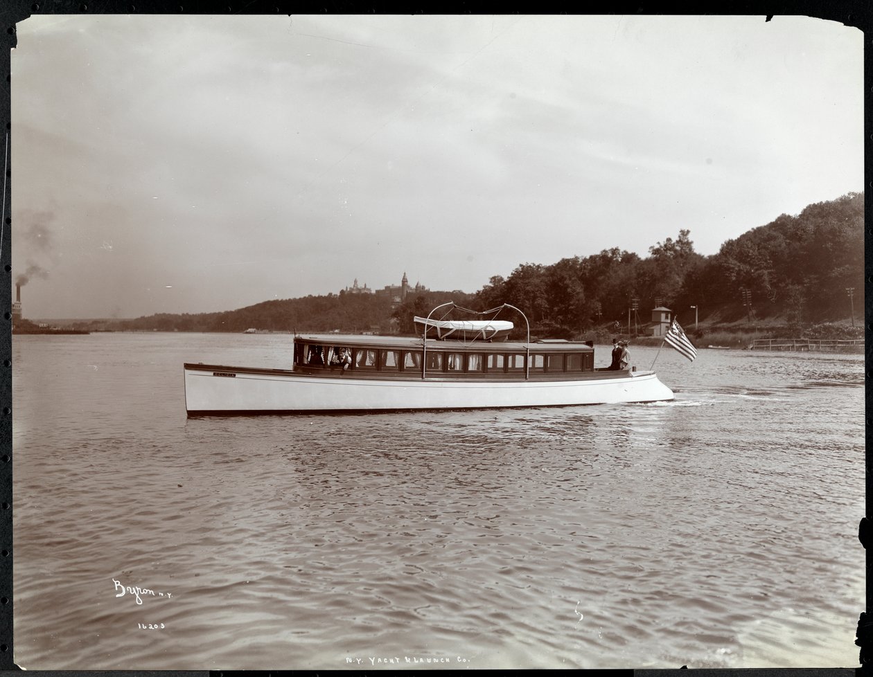 New York Yatının Delicia yatının görünümü, Morris Heights yakınlarındaki Hudson Nehri üzerinde Launch und Engine Co., New York, 1903 (gümüş jelatin baskı) by Byron Company