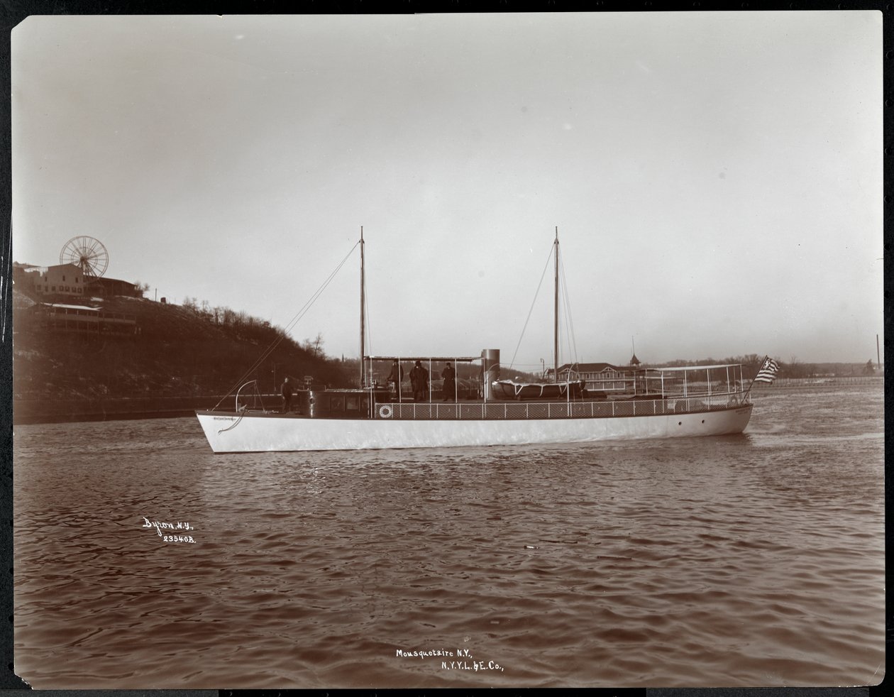 New York Yatının Mousquetaire yatının görünümü, Harlem Nehri üzerindeki Launch und Engine Co., New York, 1905 (gümüş jelatin baskı) by Byron Company