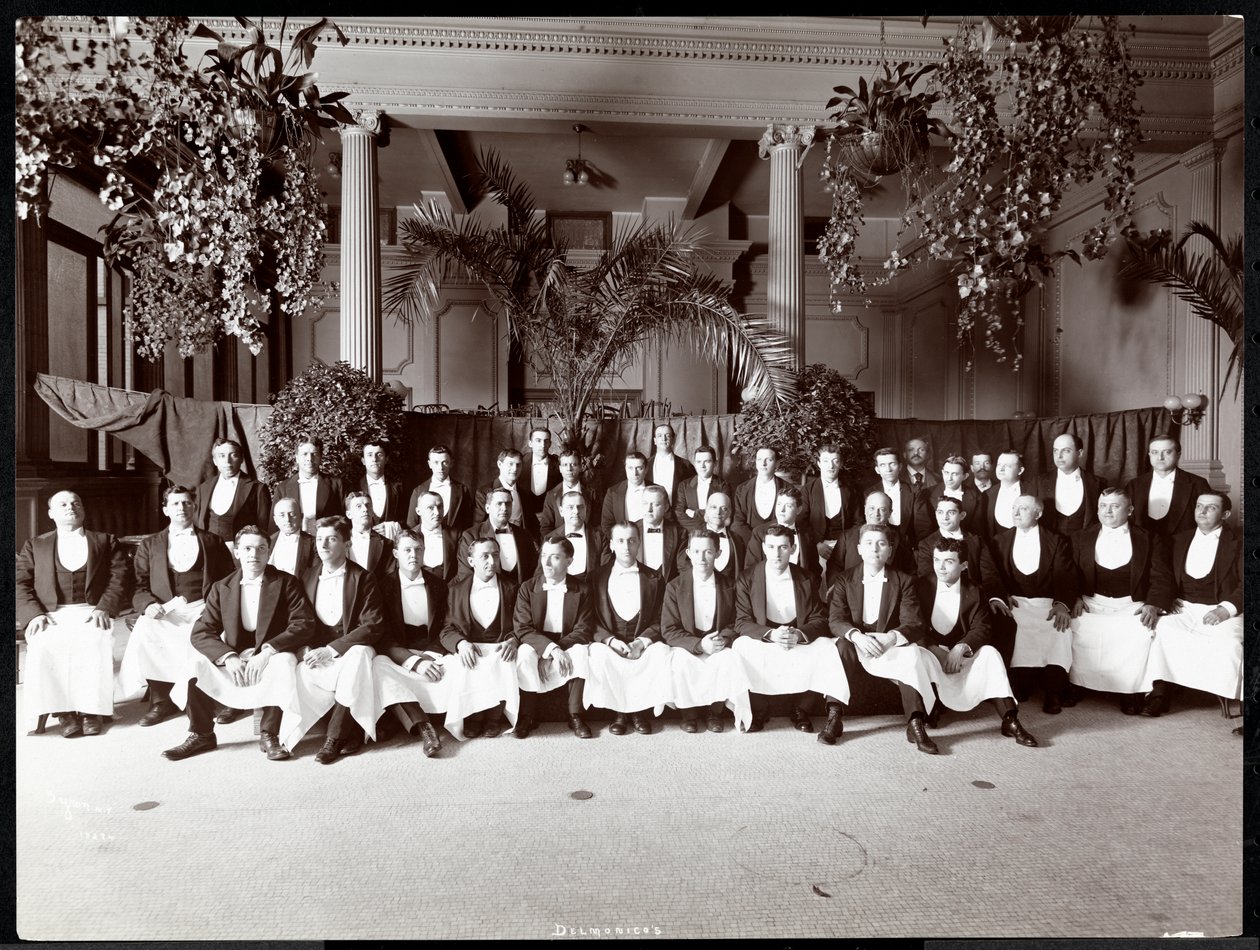 Hotel Delmonico'daki Garsonlar, 1902 (gümüş jelatin baskı) by Byron Company