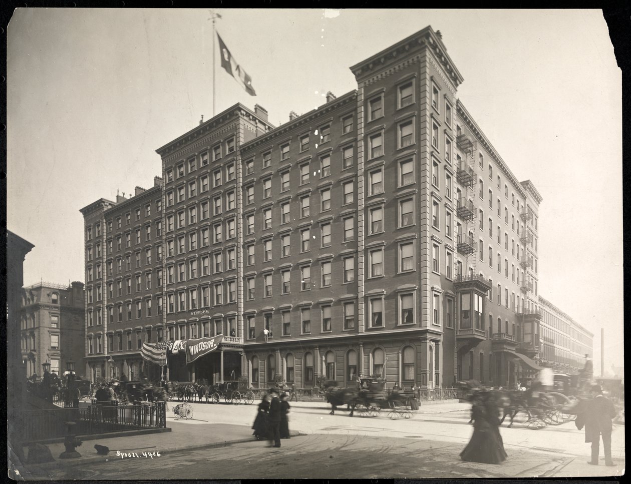 Windsor Hotel, 5th Avenue, 46th to 47th Streets, New York, 1898 (gümüş jelatin baskı) by Byron Company