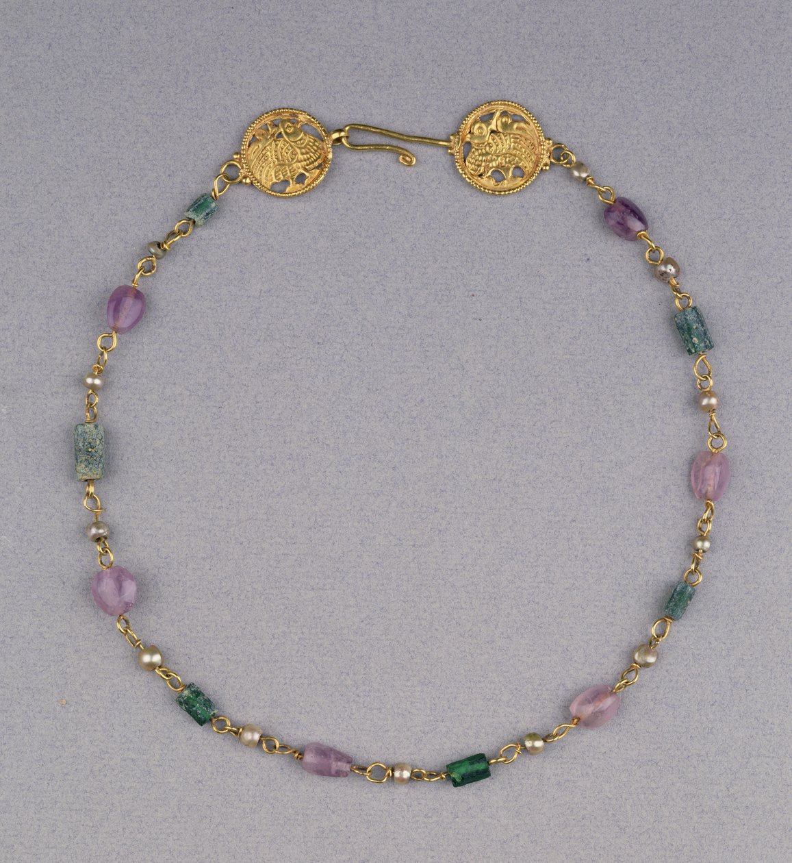 İnci, ametist ve yeşil cam boncuklarla süslenmiş altın kolye, iki altın delikli yuvarlak, c.400-550 (altın, ametist ve cam) by Byzantine