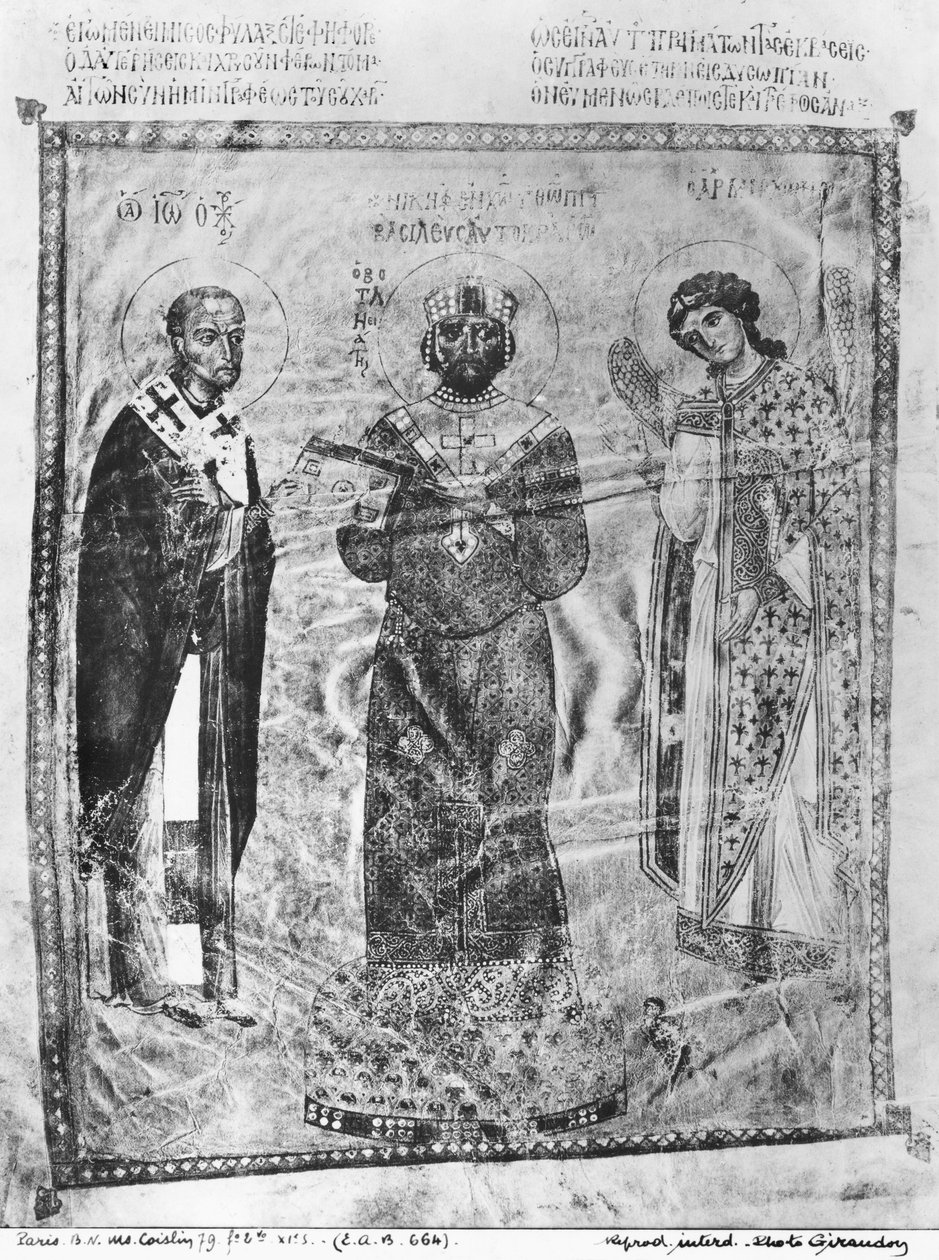 Ms Coislin 79 f.2v İmparator Nicephorus III Botaniates (reg.1078-81) St. John Chrysostom (c.347-407) ve Başmelek Mikail arasında, c.1078 by Byzantine