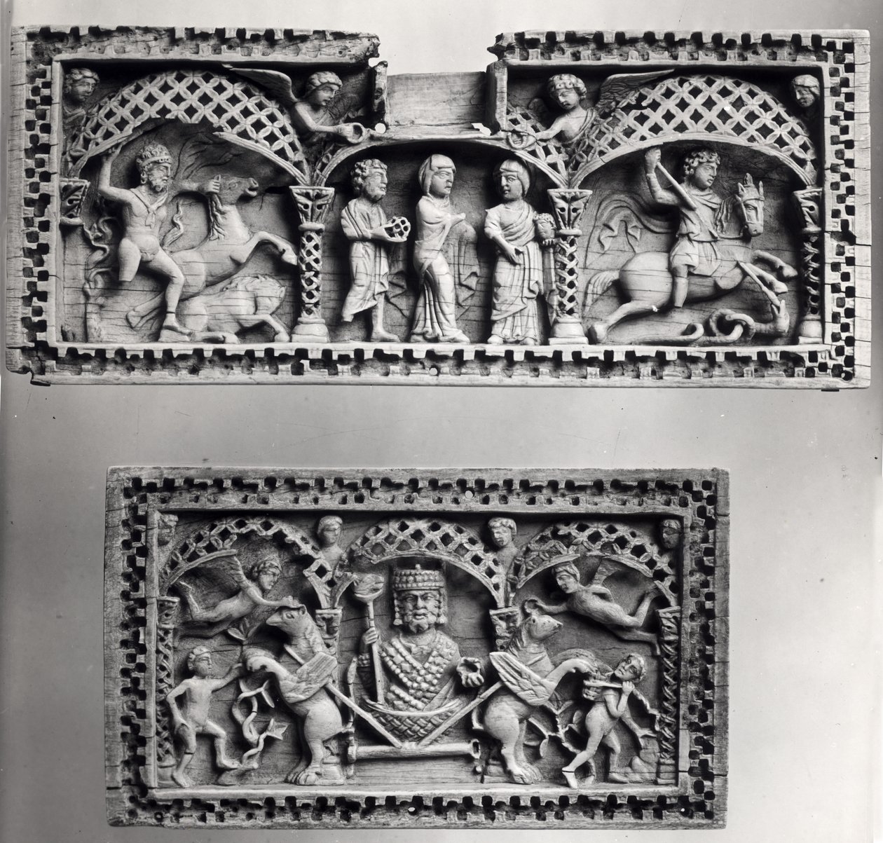 Bir sandıktan iki plaket (ayrıca bkz. 280124) by Byzantine