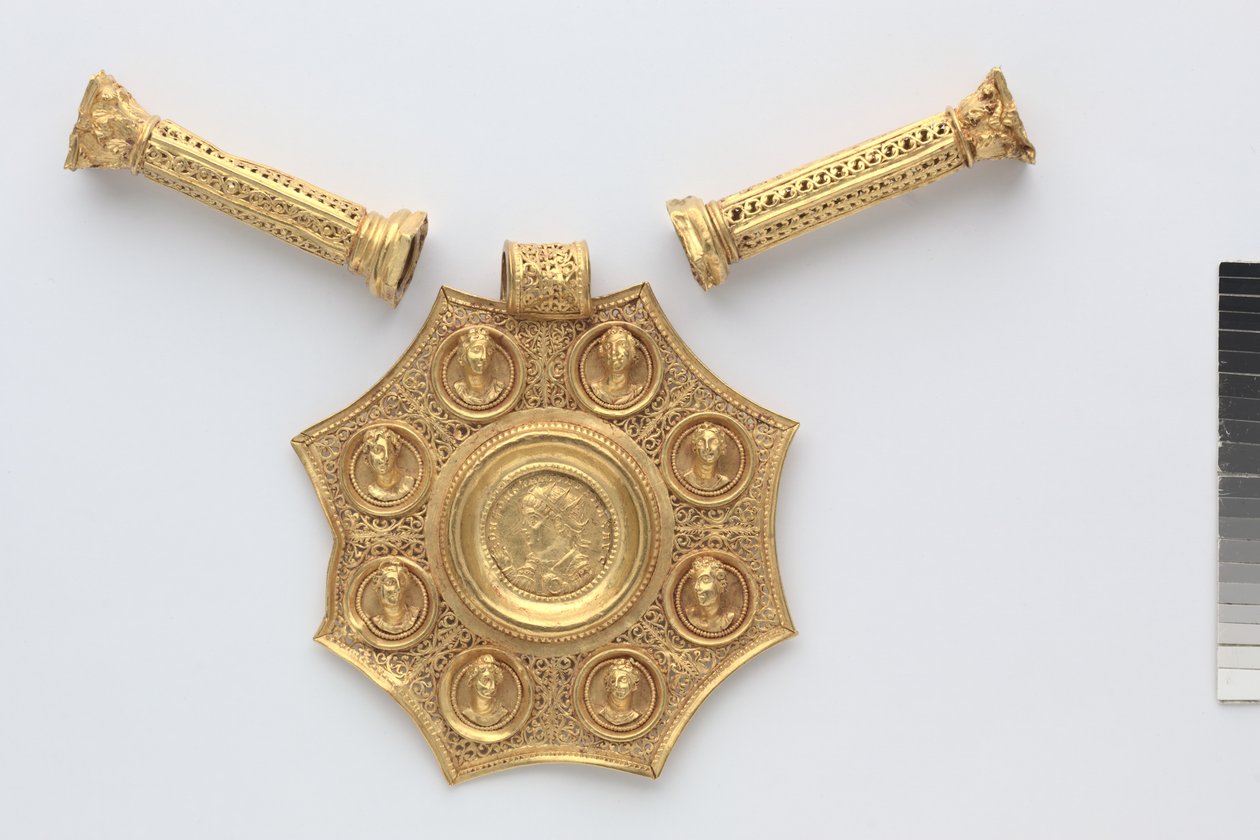 Sekizgen Sarkıt ve Korint Sütunları Şeklinde İki Ara Parça, 324-326 (altın) by Byzantine