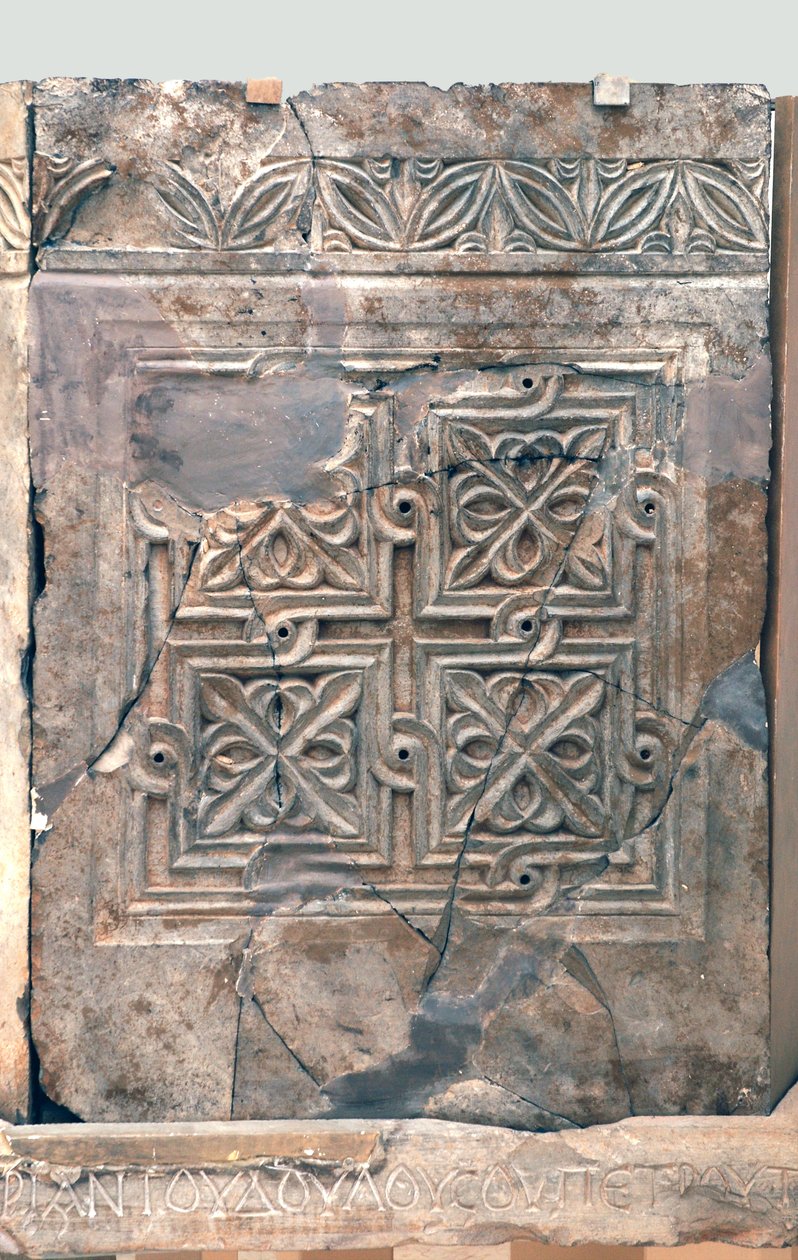 Aziz Theodoros Bizans kilisesinden Ambo, Beyt Sıla, Kudüs, MS 6. yüzyıl (bitümlü taş) by Byzantine Byzantine
