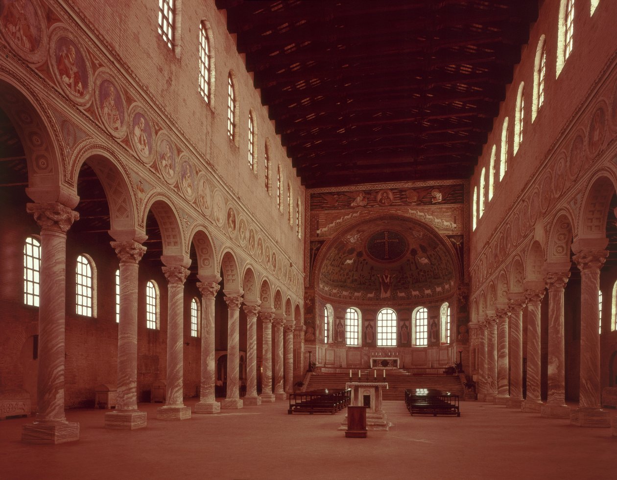 Nef ve sunağın görünümü by Byzantine School