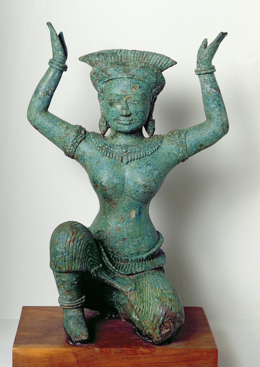 Bir aynayı desteklemek için kullanılan diz çökmüş kadınsı figür, Angkor Thom