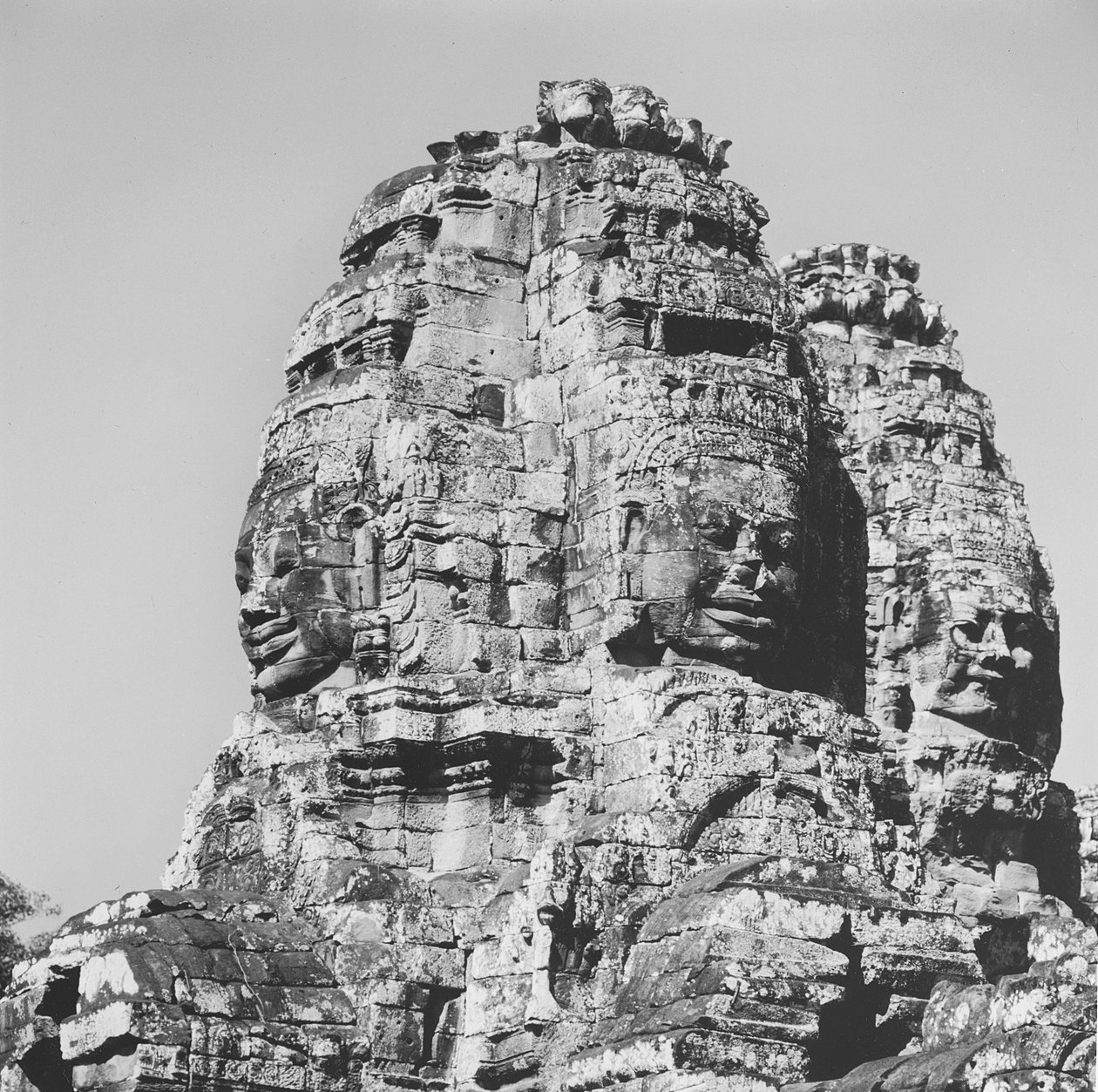 Kulelerden birinin görünümü, Bayon Tapınağı by Cambodian School