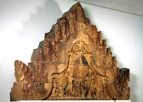 ಕಾಂಬೋಡಿಯಾ, ಸಿ.967 (ಗುಲಾಬಿ ಮರಳುಗಲ್ಲು) ತುರ್ಕಿನ ಬಂಟೇ ಶ್ರೀಯಿಂದ ಗೋಪುರದ ಪೀಠ by Cambodian School