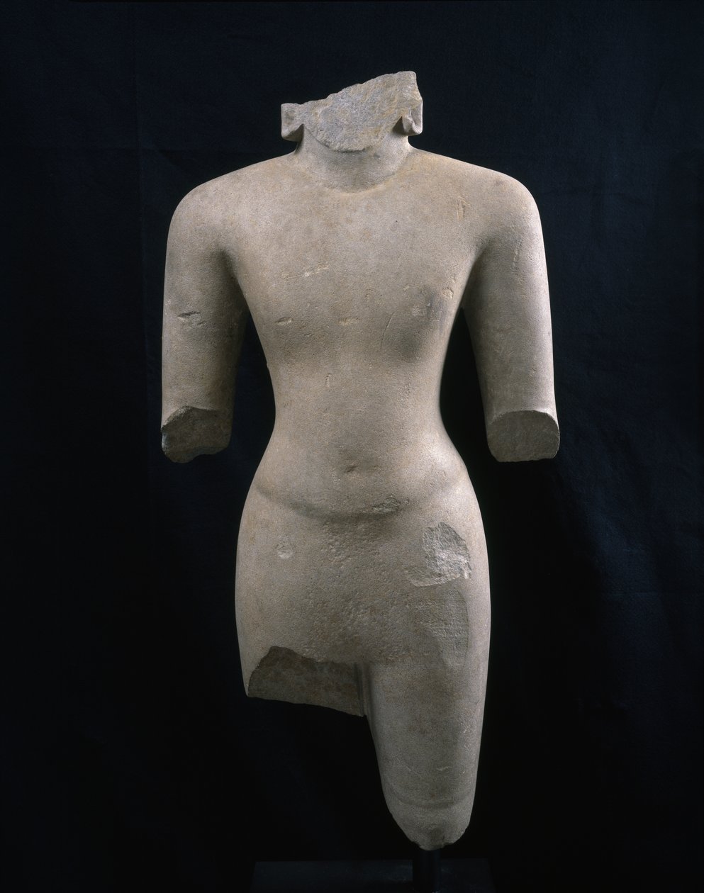 Bir Tanrının Gövdesi (muhtemelen Vişnu), c. 7. yüzyıl (kumtaşı) by Cambodian
