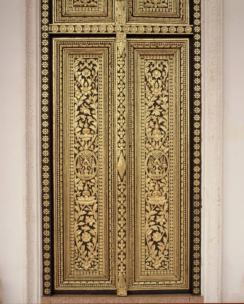 Dekoratif kapı (yaldızlı ahşap) by Cambodian School