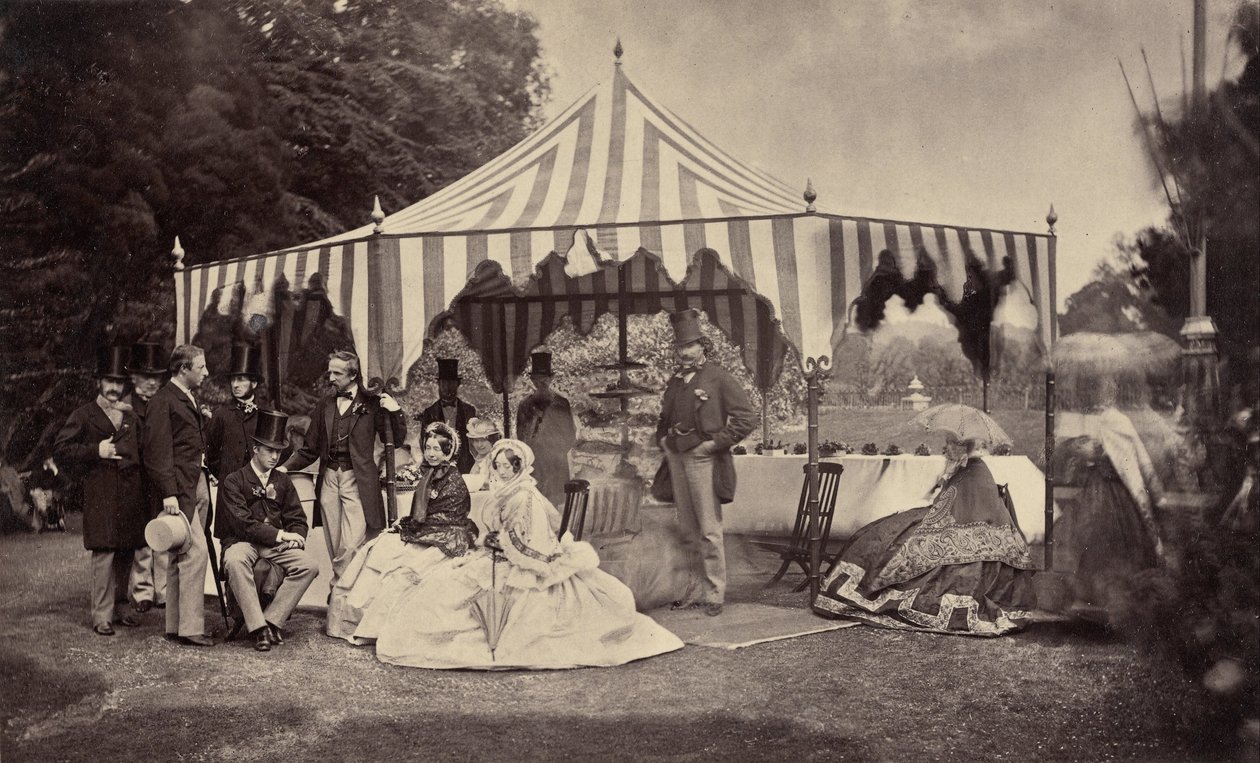 Açık Hava Çadırının Önünde Bir Grup İyi Giyimli İnsan by Camille Silvy