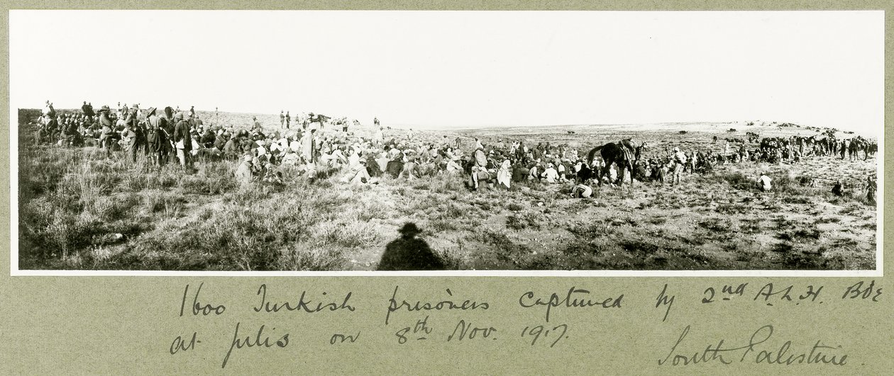 2. ALH Tugayı tarafından ele geçirilen 1600 Türk esir, 8 Kasım 1917 by Capt. Arthur Rhodes