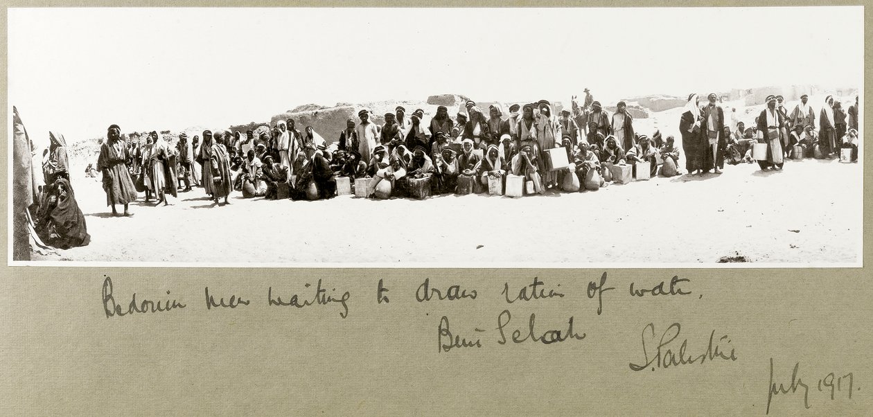 Su oranını çizmek için bekleyen bedevi erkekler, Beni Saleh, Temmuz 1917 by Capt. Arthur Rhodes