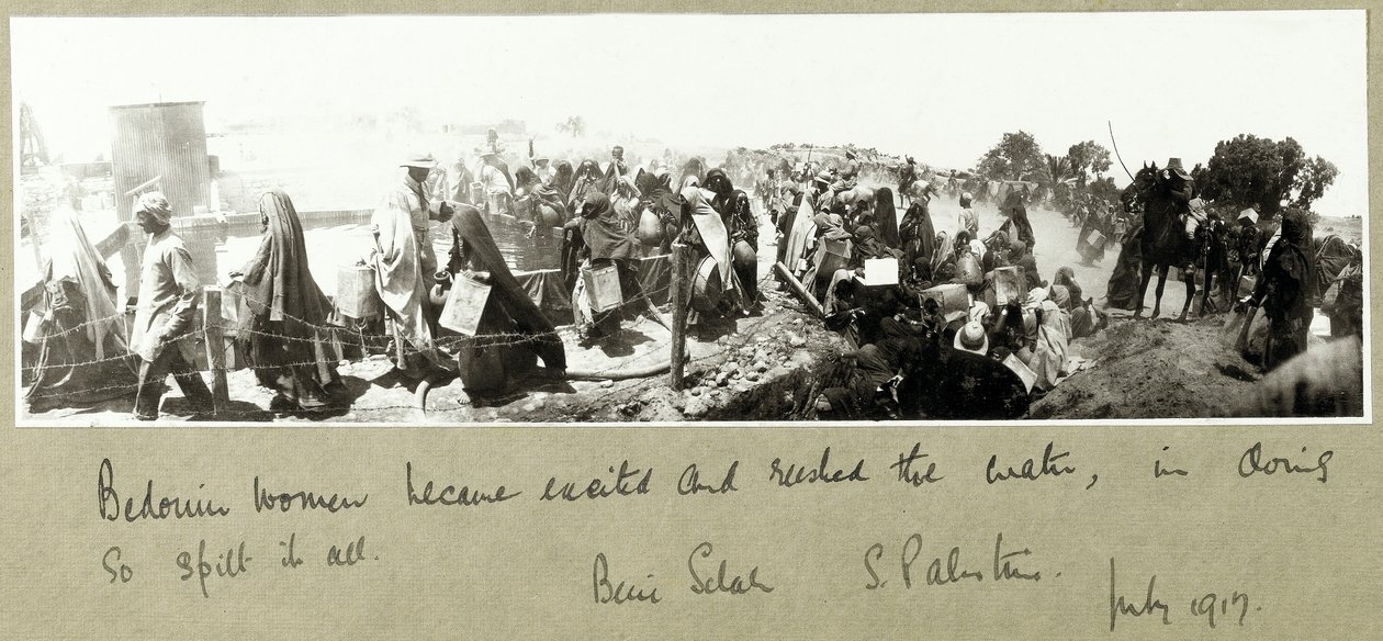 Su tayını için koşuşturan bedevi kadınlar, Beni Saleh, Temmuz 1917 by Capt. Arthur Rhodes